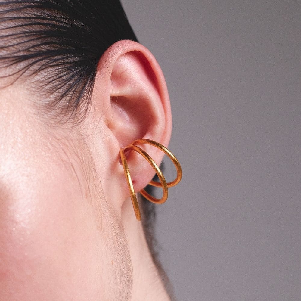 Ear Cuff Lumina Maxi Baño Oro 24 Kilates para mujer moderna estilo minimalista contemporaneo