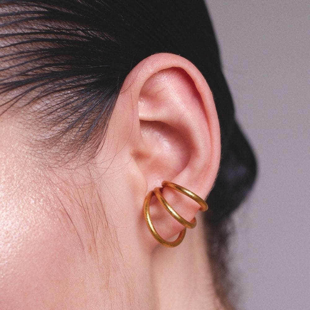 Ear Cuff Lumina Mini Baño Oro 24 Kilates para mujer moderna estilo minimalista contemporaneo