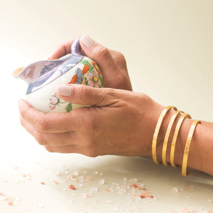 Pulsera con textura martillada sobre el metal, elaborada a mano