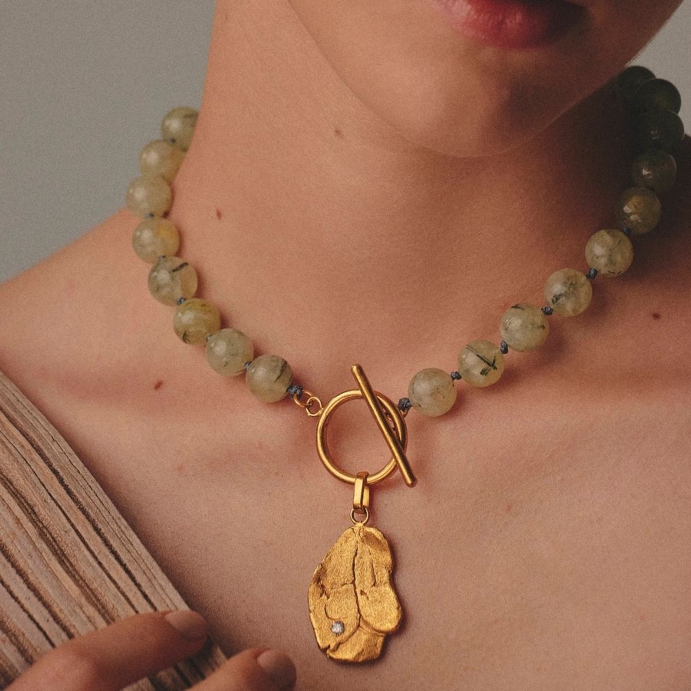 Collar con piedra natural y diseño orgánico – Vera